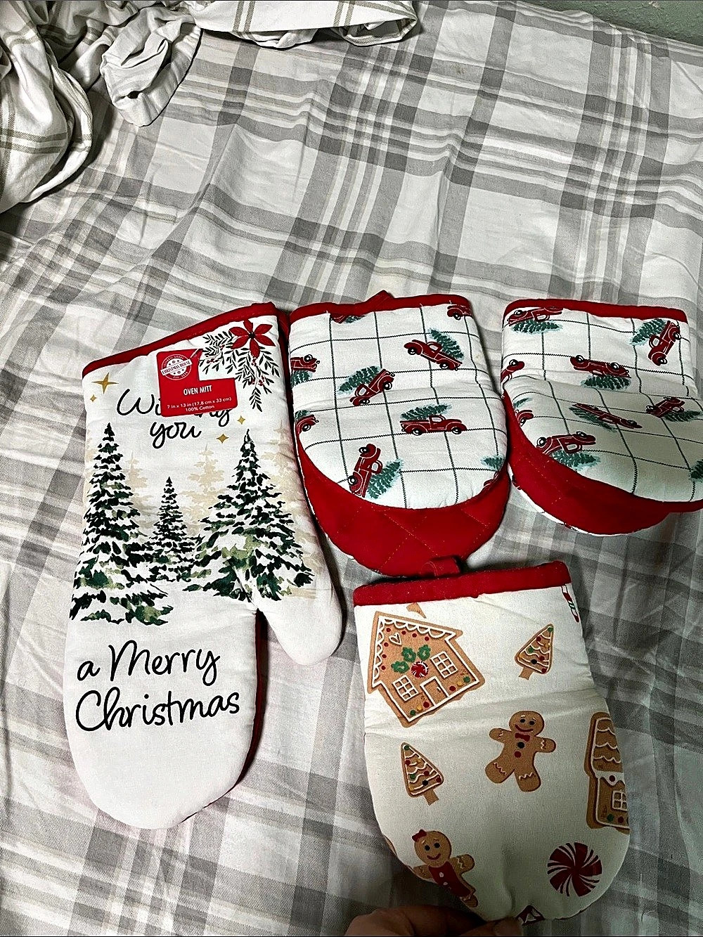 Oven Mitt Christmas Set White & Red Like New